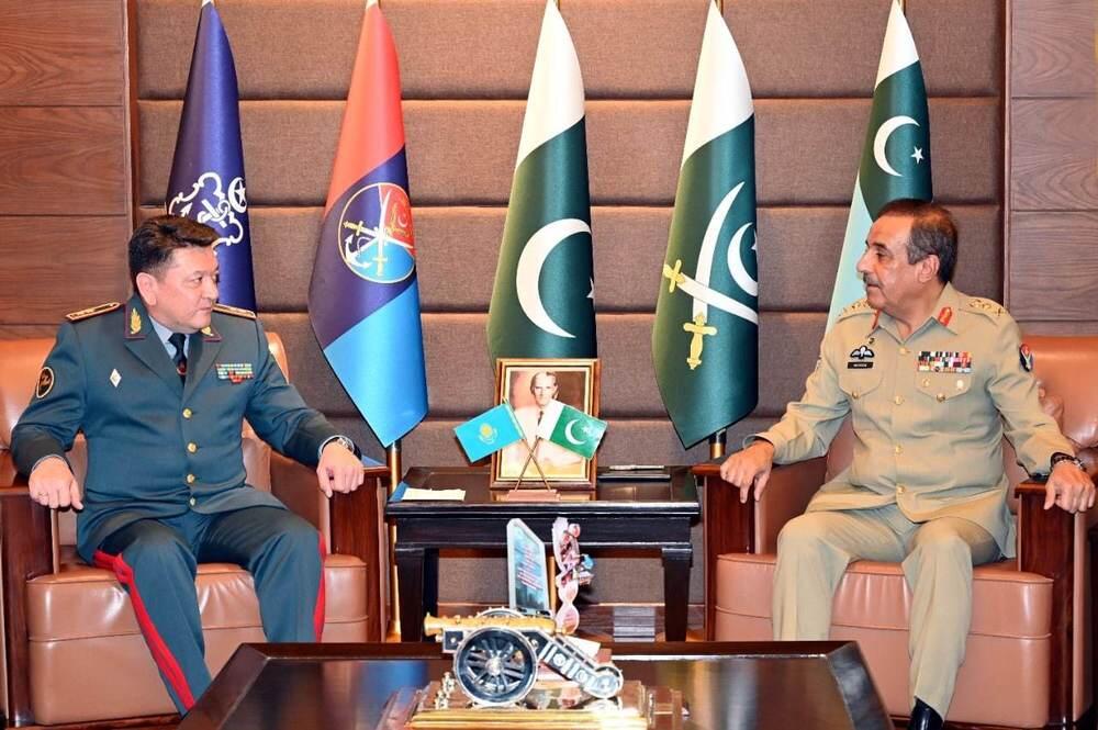 Военное сотрудничество обсудили начальник Генштаба ВС Казахстана и президент Пакистана