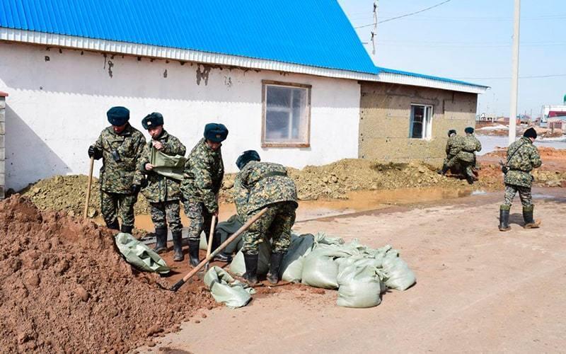 Жителям поселков пришлось останавливать селевые потоки в Жамбылской области 