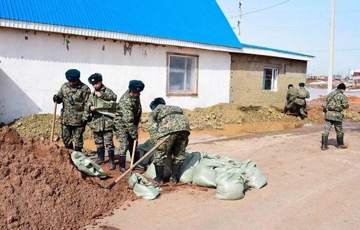 Жителям поселков пришлось останавливать селевые потоки в Жамбылской области 