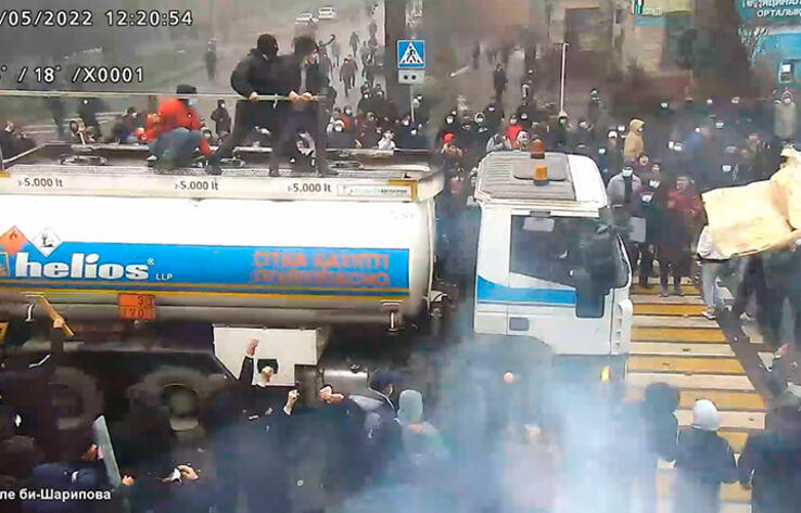 Полицейские Алматы ищут очевидцев наезда бензовоза на полицейское оцепление 
