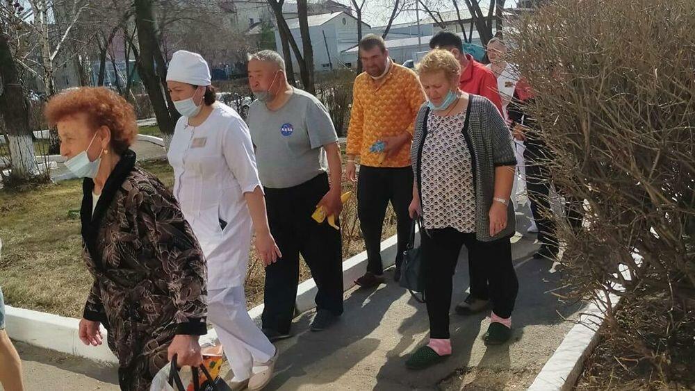 В Петропавловске пришлось эвакуировать пациентов больницы из-за звонка о заложенной бомбе . Фото: Sputnik