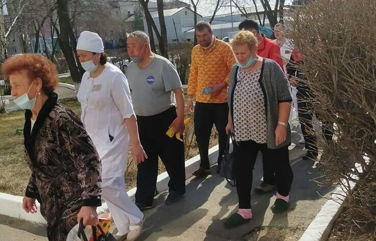 В Петропавловске пришлось эвакуировать пациентов больницы из-за звонка о заложенной бомбе 