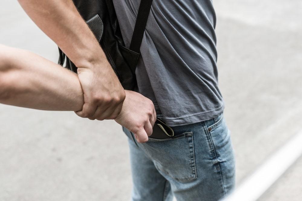 В Алматы задержан карманник с ножом