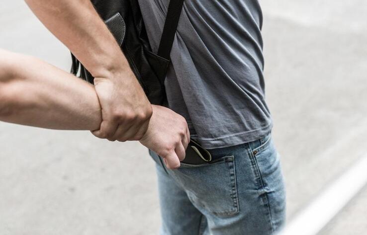 В Алматы задержан карманник с ножом