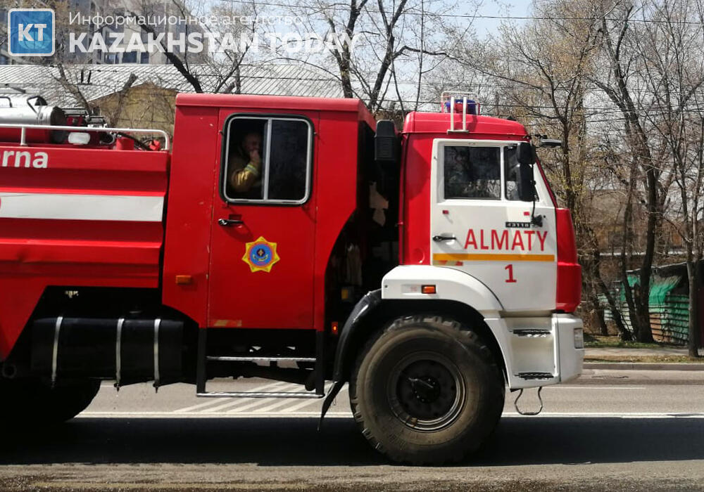 В результате пожара в девятиэтажке в Алматы эвакуированы 65 человек