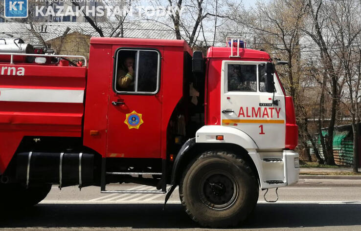 В результате пожара в девятиэтажке в Алматы эвакуированы 65 человек
