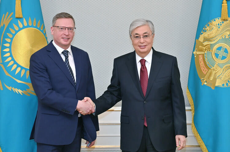 Токаев встретился с губернатором Омской области 