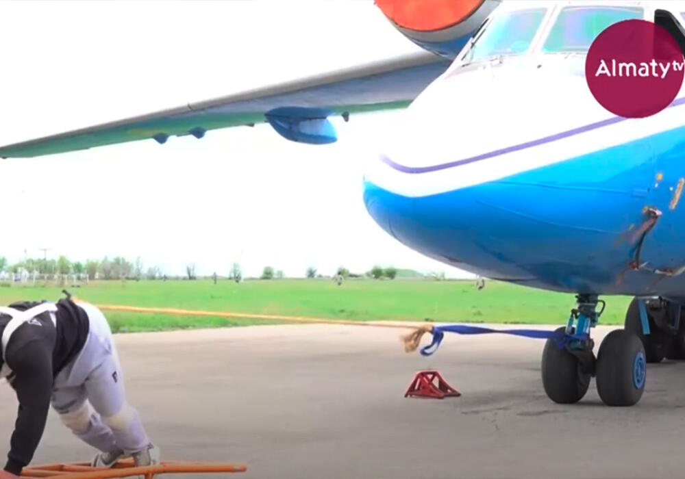 Казахстанский силач Алмат Жуманов сдвинул с места самолет