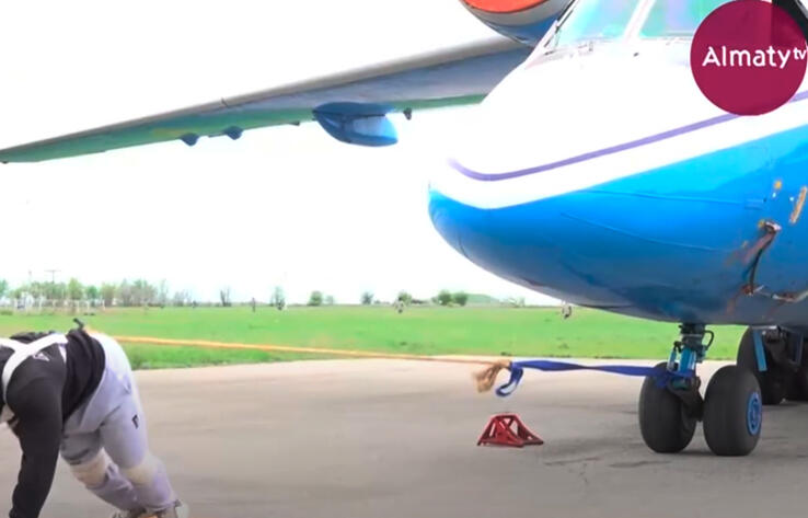 Казахстанский силач Алмат Жуманов сдвинул с места самолет