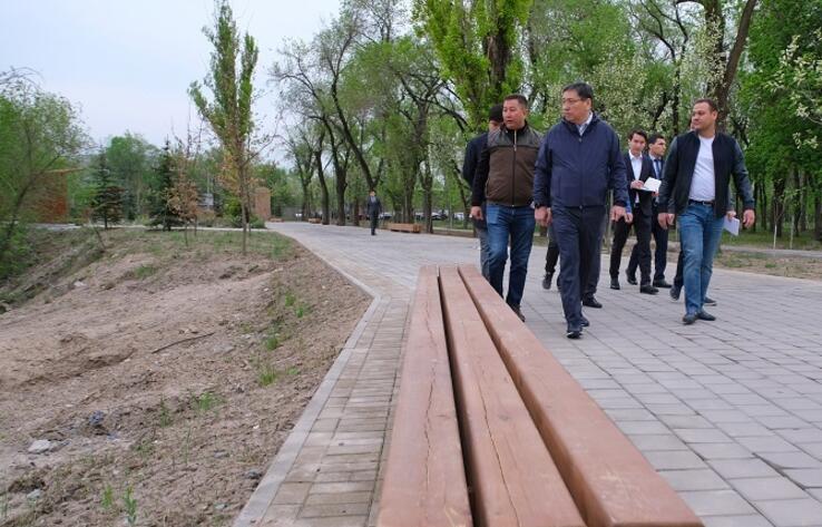 Аким Алматы раскритиковал качество укладки тротуарной плитки в парке Желтоксан