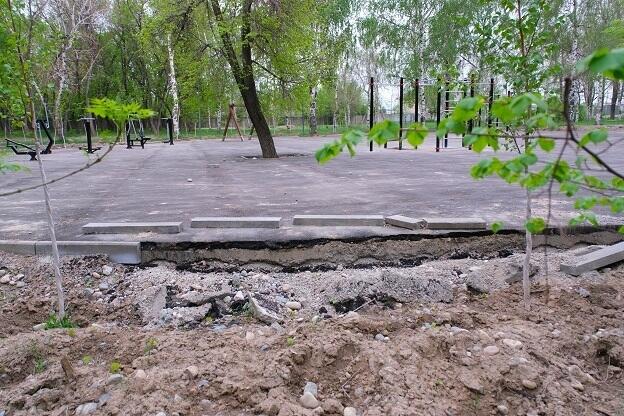 Аким Алматы раскритиковал качество укладки тротуарной плитки в парке Желтоксан. Фото: акимат Алматы 