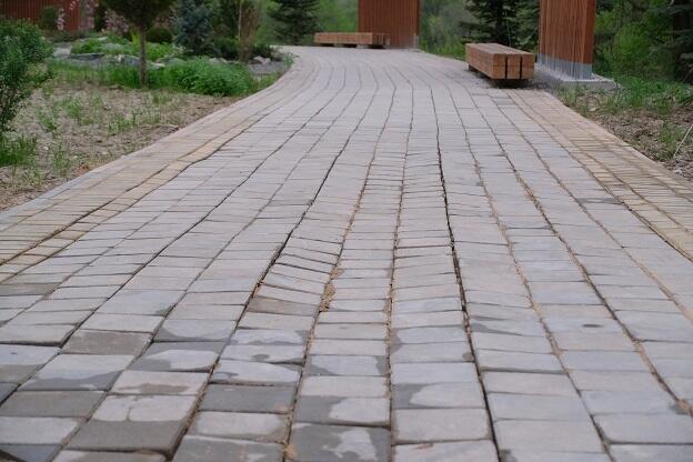 Аким Алматы раскритиковал качество укладки тротуарной плитки в парке Желтоксан. Фото: акимат Алматы 