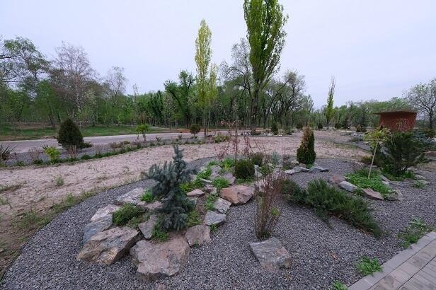 Аким Алматы раскритиковал качество укладки тротуарной плитки в парке Желтоксан. Фото: акимат Алматы 