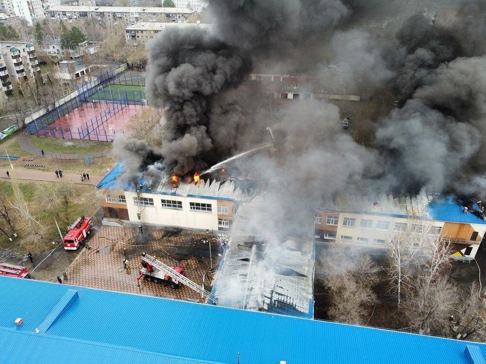 В павлодарской школе тушат крупный пожар. Фото: instagram/tipavlo.dar