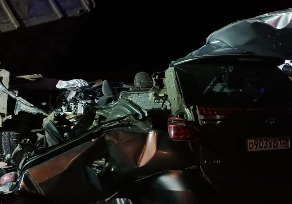 Три человека погибли при столкновении минивэна с КамАЗом в Костанайской области