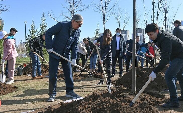 Касым-Жомарт Токаев посадил дерево в Ботаническом саду. Фото: Акорда