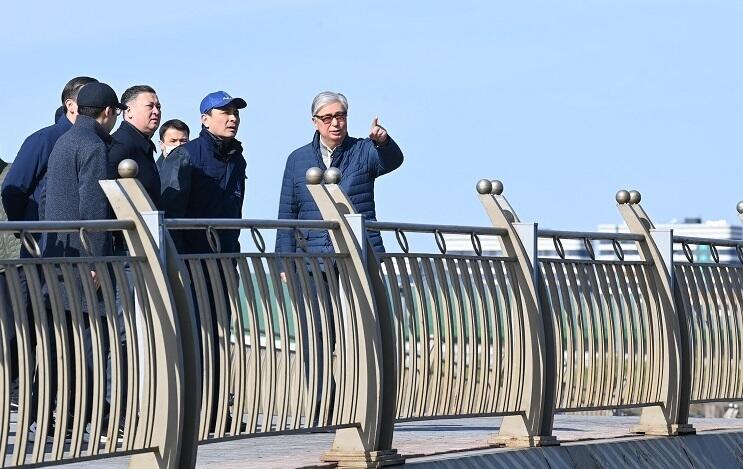 Касым-Жомарт Токаев посадил дерево в Ботаническом саду. Фото: Акорда