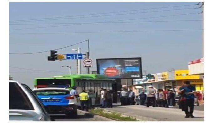 В Шымкенте пассажирский автобус заехал на тротуар