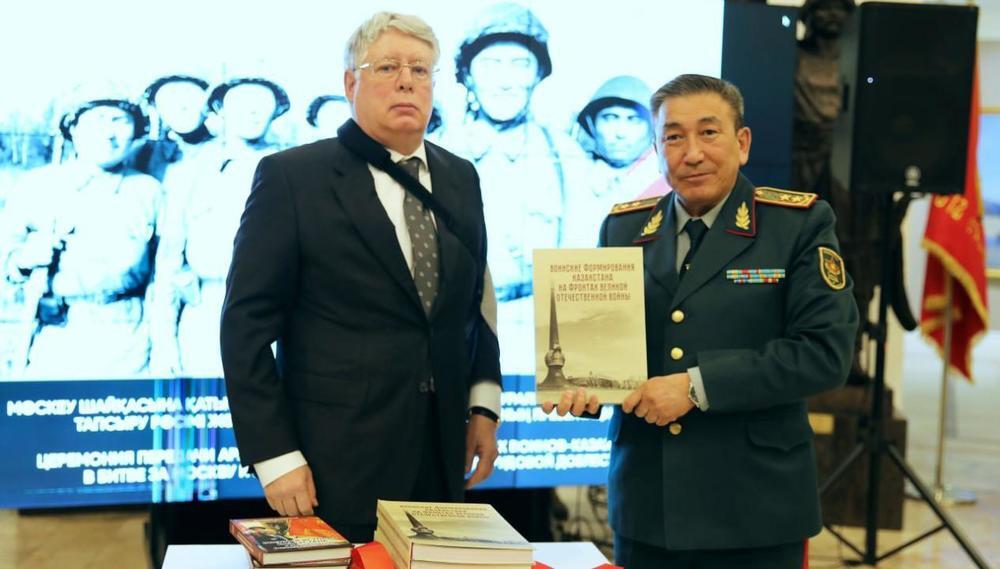Казахстану передали уникальные архивные документы о Бауыржане Момышулы. Фото: МО РК