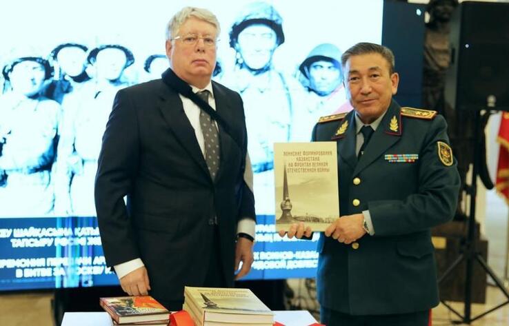 Казахстану передали уникальные архивные документы о Бауыржане Момышулы