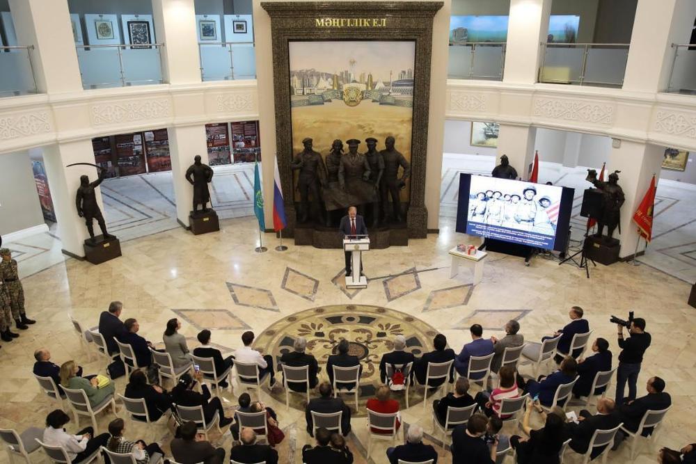 Казахстану передали уникальные архивные документы о Бауыржане Момышулы. Фото: МО РК