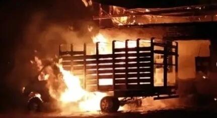 В Балхаше произошел крупный пожар: сгорел продуктовый магазин и взорвался грузовик 