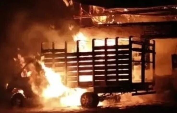 В Балхаше произошел крупный пожар: сгорел продуктовый магазин и взорвался грузовик 
