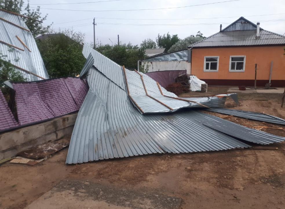 Сильный ветер сорвал крыши с домов и административных зданий в Кызылординской области. Фото: ДЧС Кызылординской области