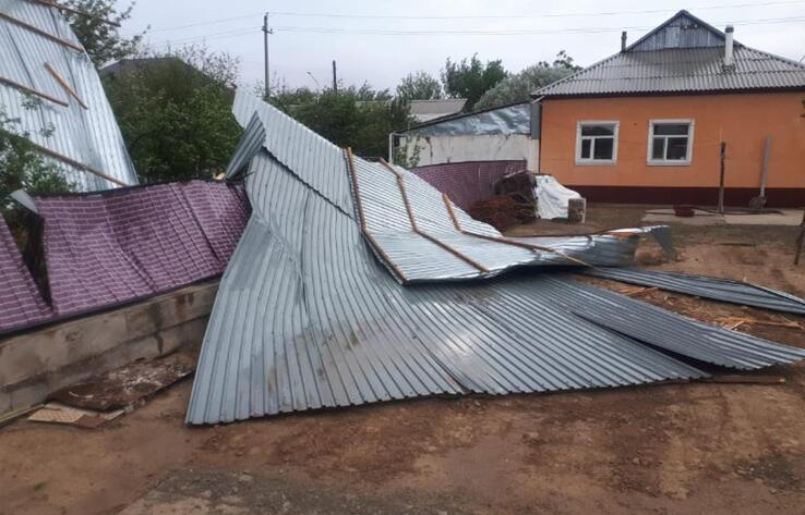 Сильный ветер сорвал крыши с домов и административных зданий в Кызылординской области