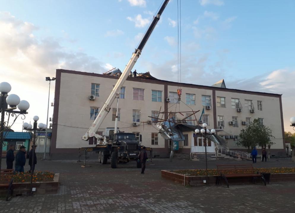 Сильный ветер сорвал крыши с домов и административных зданий в Кызылординской области. Фото: ДЧС Кызылординской области