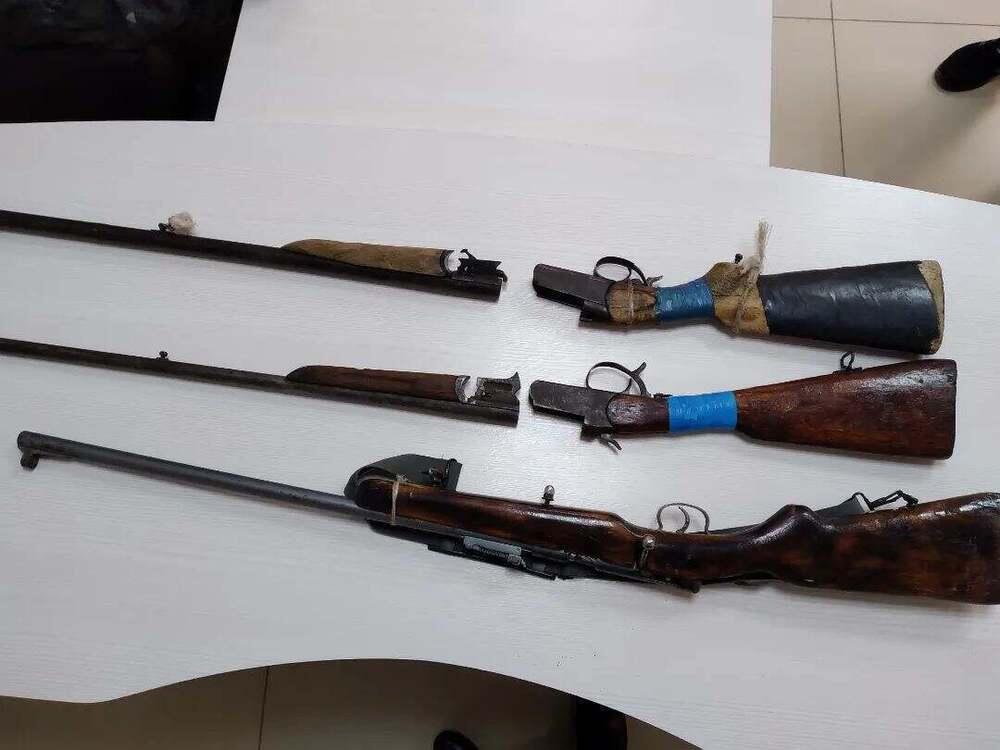 Житель ВКО добровольно сдал в полицию три ружья. Фото: Polisia.kz