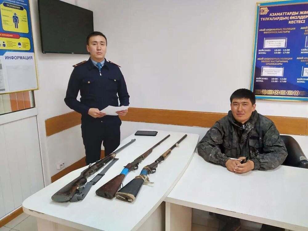 Житель ВКО добровольно сдал в полицию три ружья. Фото: Polisia.kz