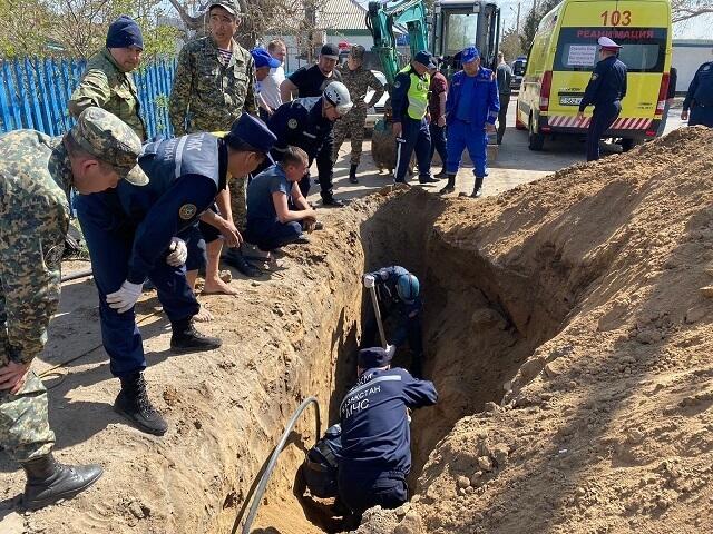 Двоих павлодарцев засыпало землей во время прокладки траншеи 