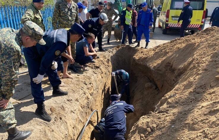 Двоих павлодарцев засыпало землей во время прокладки траншеи 