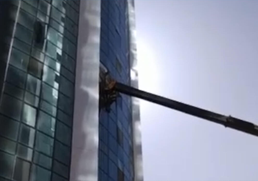 Башенный кран упал на жилой дом в Нур-Султане