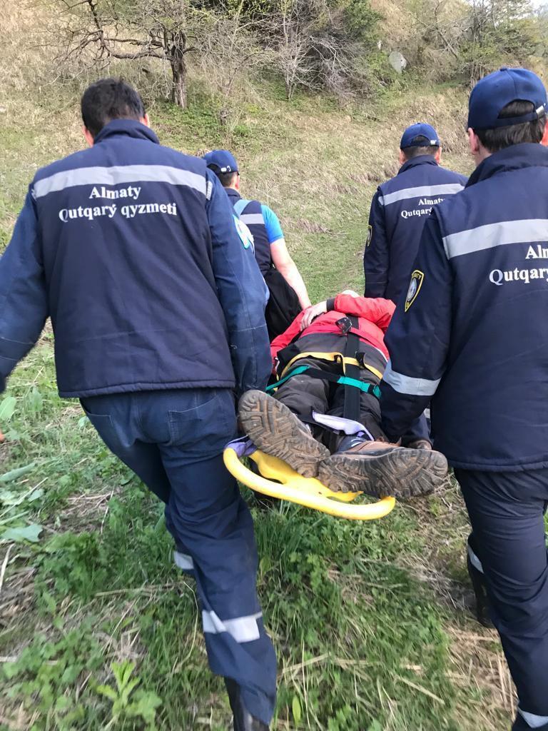 Спасатели Алматы эвакуировали 61-летнего туриста из ущелья Алма-Арасан. Фото: Служба спасения города Алматы
