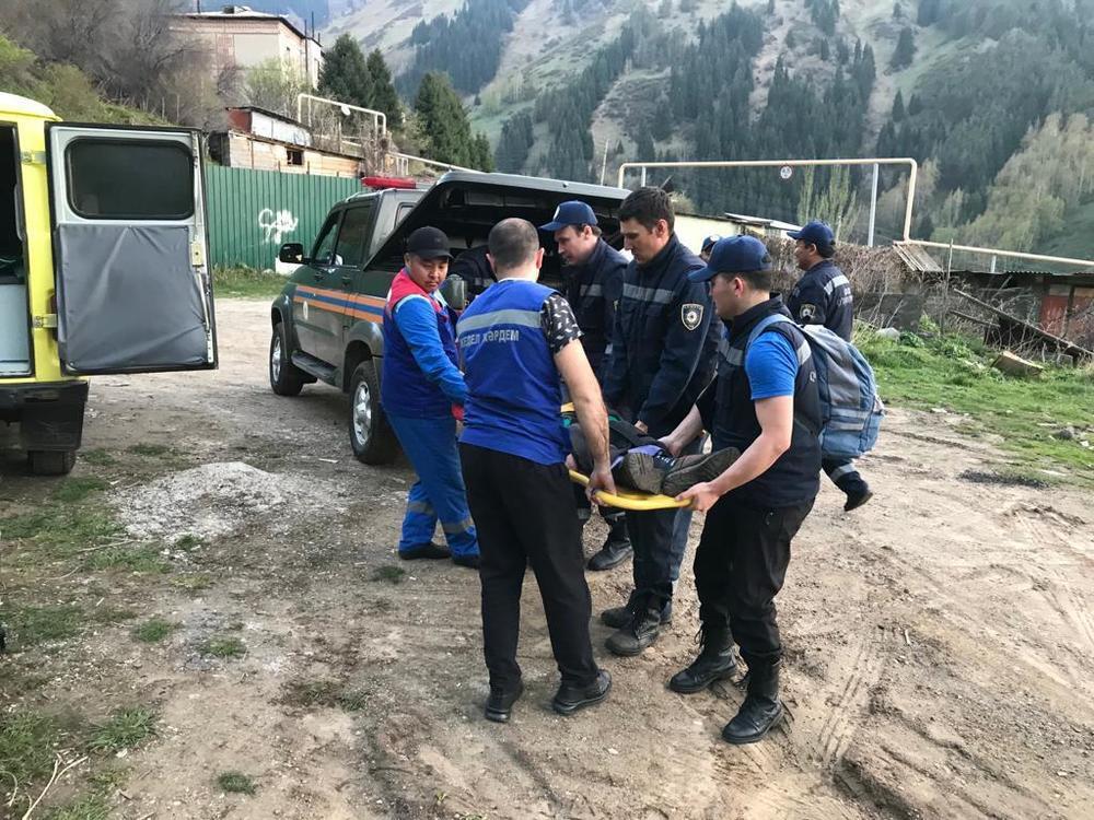 Спасатели Алматы эвакуировали 61-летнего туриста из ущелья Алма-Арасан. Фото: Служба спасения города Алматы