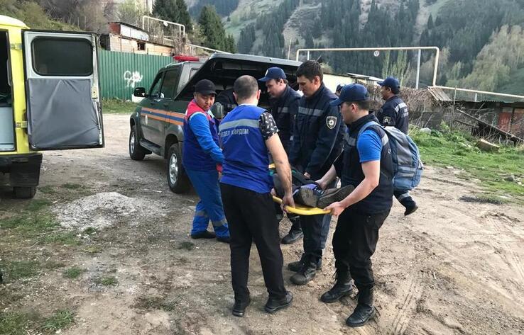Спасатели Алматы эвакуировали 61-летнего туриста из ущелья Алма-Арасан
