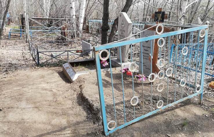 В ВКО вандалы разграбили более 40 могил на кладбище
