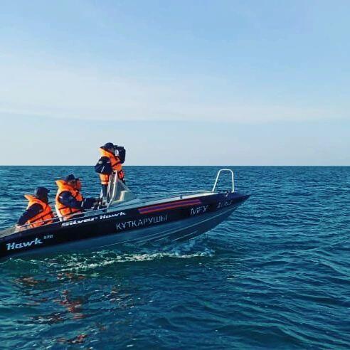 В Мангистауской области в поисках пропавших рыбаков задействованы вертолет и сторожевой корабль . Фото: ДЧС Мангистауской области