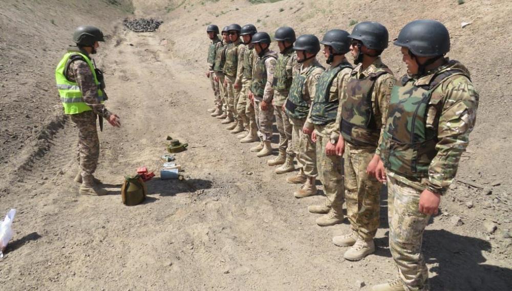 Военные саперы обучают пограничников обращаться со взрывоопасными предметами. Фото: МО РК