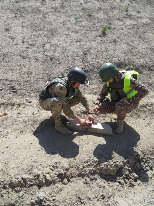 Военные саперы обучают пограничников обращаться со взрывоопасными предметами. Фото: МО РК