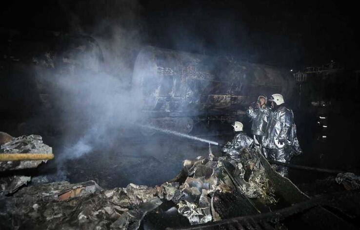 В Алматы пожарные ликвидировали крупный пожар и предотвратили взрыв 