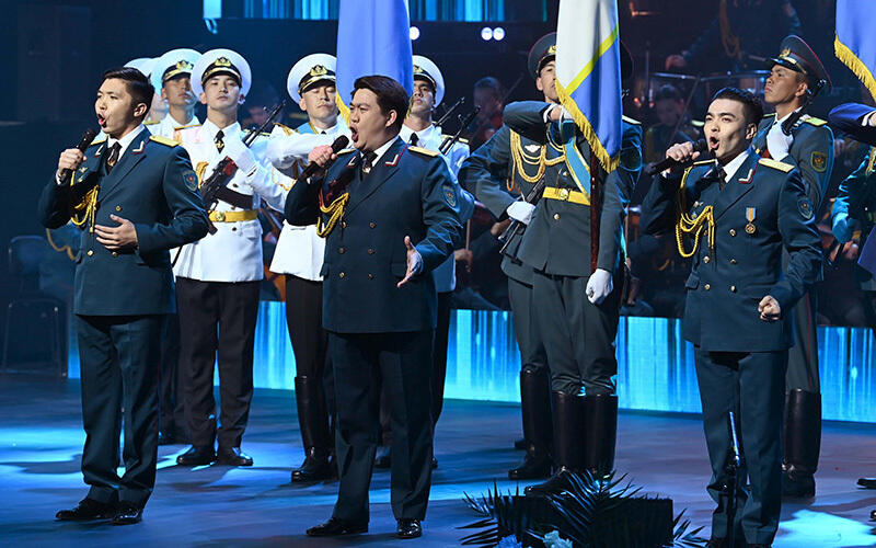Президент поздравил офицеров, солдат и ветеранов с Днем защитника Отечества. Фото: Акорда