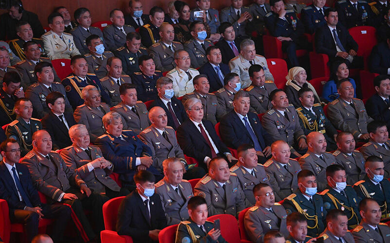 Президент поздравил офицеров, солдат и ветеранов с Днем защитника Отечества. Фото: Акорда