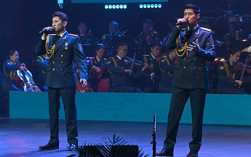 Президент поздравил офицеров, солдат и ветеранов с Днем защитника Отечества. Фото: Акорда