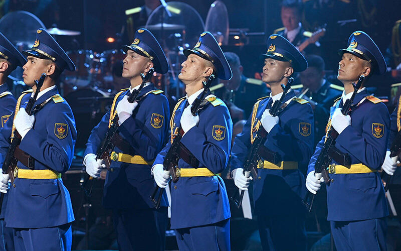 Президент поздравил офицеров, солдат и ветеранов с Днем защитника Отечества. Фото: Акорда