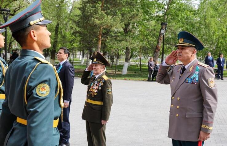 Военнослужащие Вооруженных сил РК поздравили ветеранов с Днем Победы