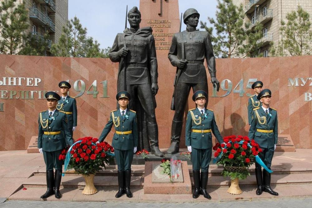 Военнослужащие Вооруженных сил РК поздравили ветеранов с Днем Победы
