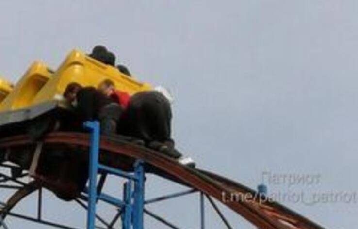 В карагандинском парке вагонетка с пассажирами застряла на аттракционе
